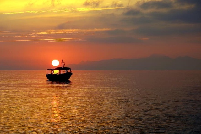 sunset cruise in santorini